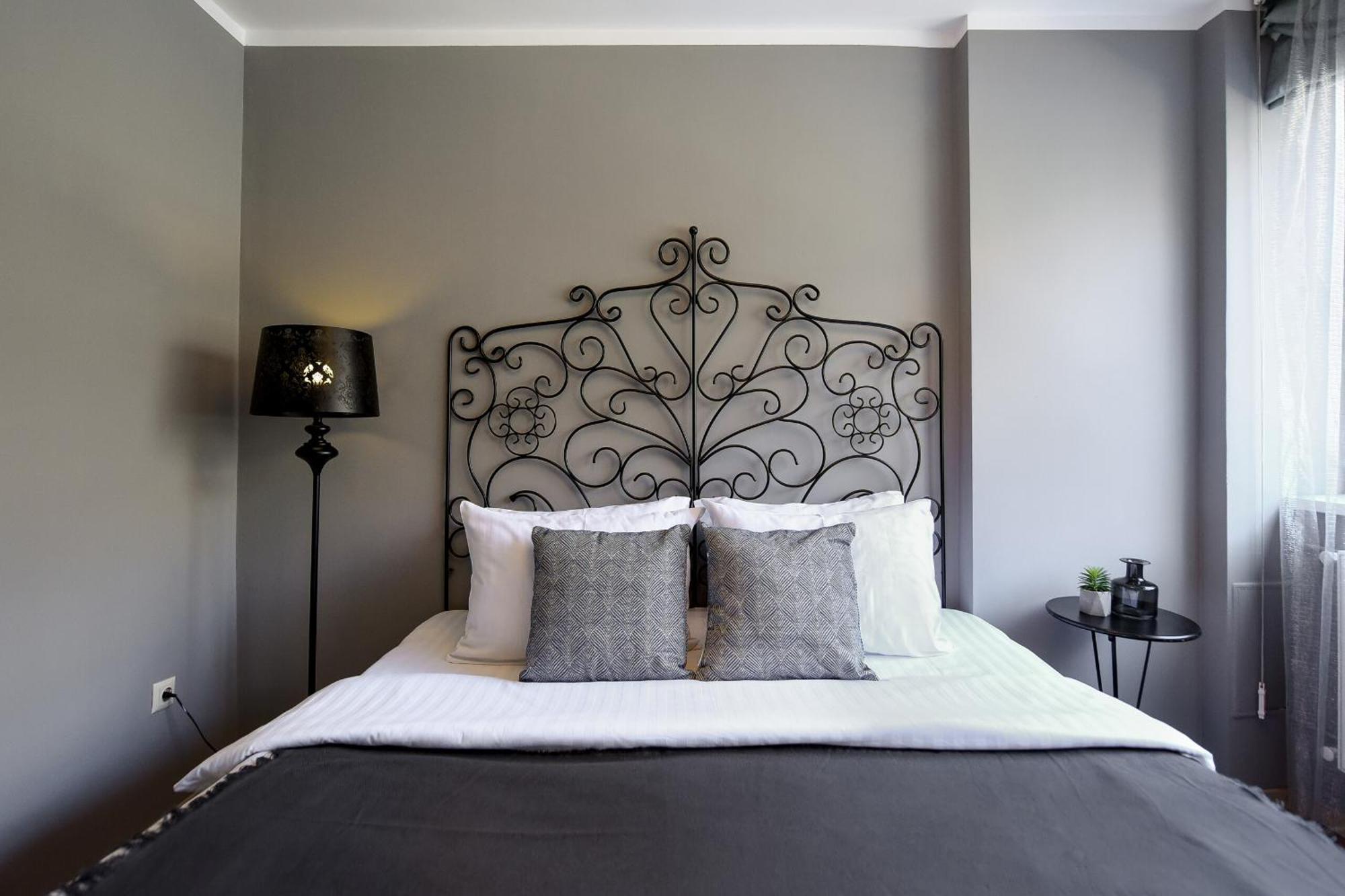 Downtown Oasis: Central Apartments With Cozy Charm Bukares Bagian luar foto