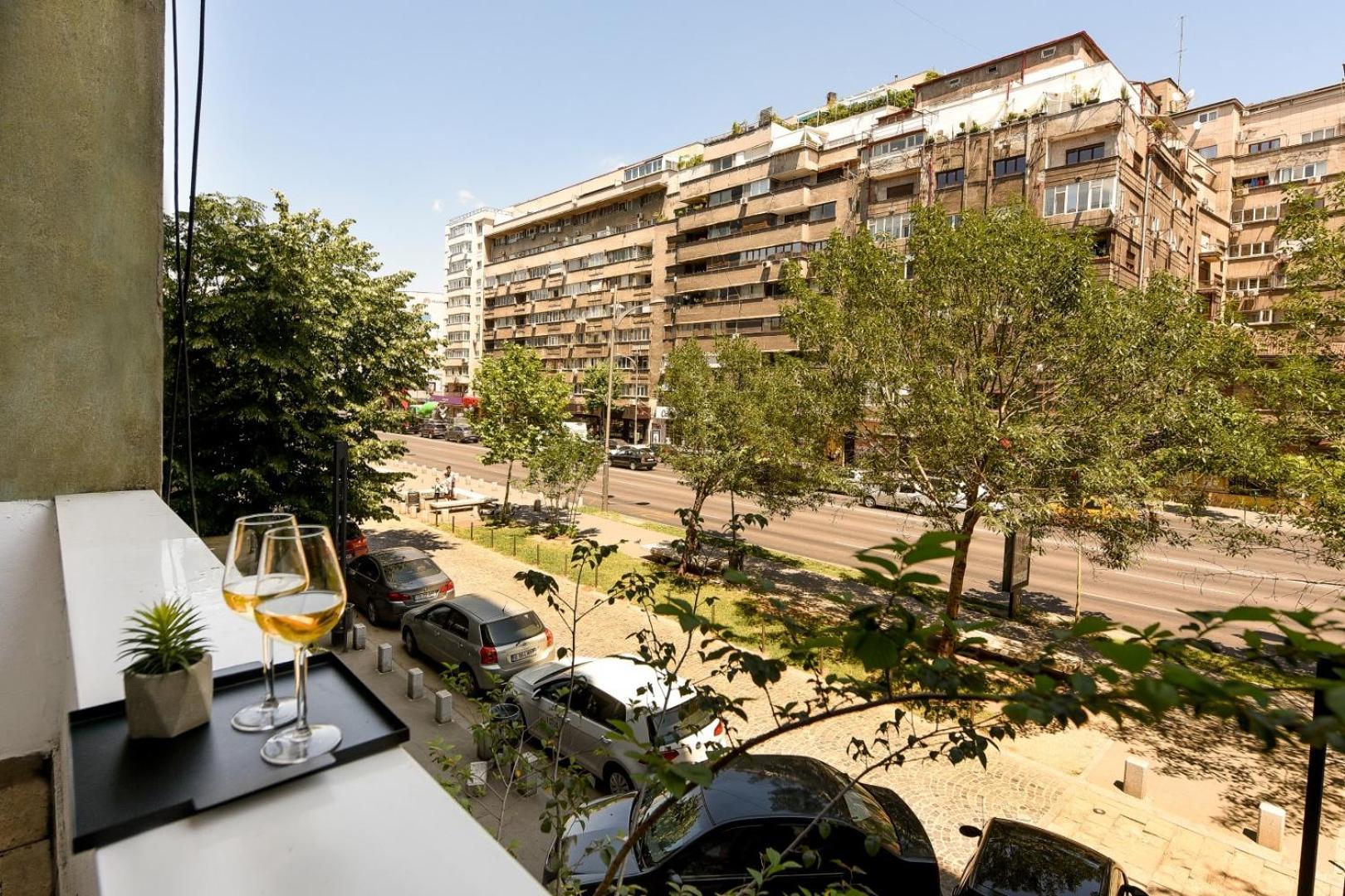 Downtown Oasis: Central Apartments With Cozy Charm Bukares Bagian luar foto