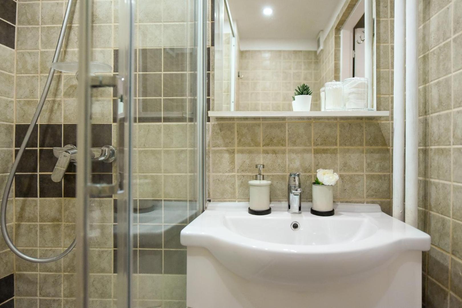 Downtown Oasis: Central Apartments With Cozy Charm Bukares Ruang foto